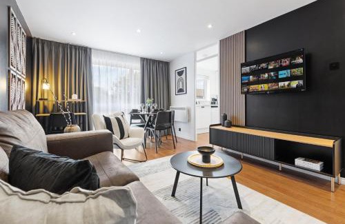 Coppetts Apartment | Designer 2BR Apartment, Superking Bed, Near Central London