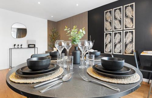 Coppetts Apartment | Designer 2BR Apartment, Superking Bed, Near Central London