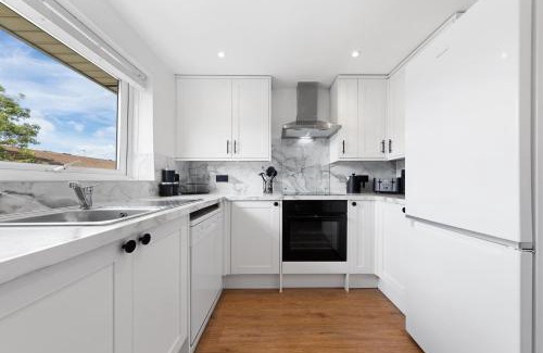 Coppetts Apartment | Designer 2BR Apartment, Superking Bed, Near Central London