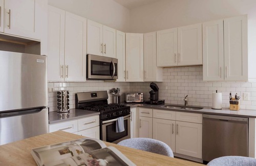 Rush and Division Apartment | Designer Apartment 2W | Heart of Gold Coast/River North