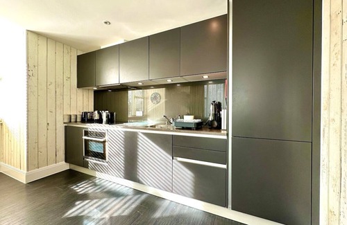 Poole Apartment | Designer Apartment inc. Free Parking & FAST WiFi