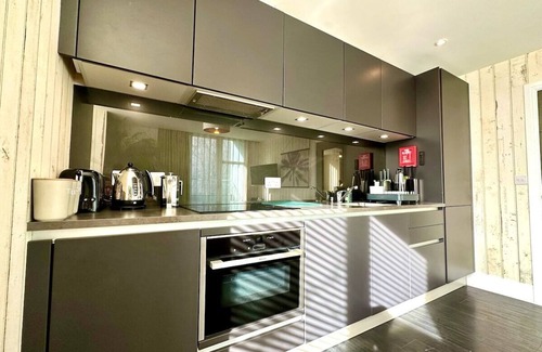 Poole Apartment | Designer Apartment inc. Free Parking & FAST WiFi