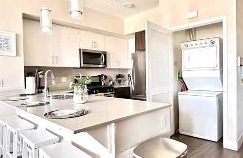 Orange Apartment | Designer Apt - King Bed - Modern Building CHOC - Hospital Adjacent