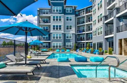 Sparks Apartment | Designer Apt w Jacuzzi Walk To Casino & iMax
