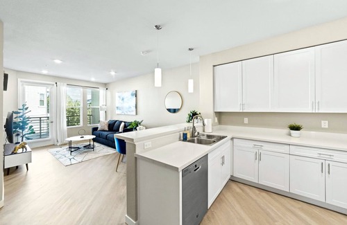 Sparks Apartment | Designer Apt With Jacuzzi Sky Lounge Gym Access