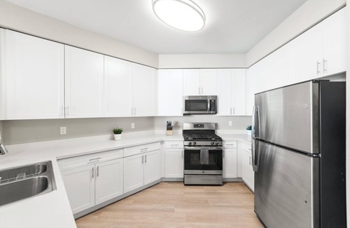 Sparks Apartment | Designer Apt With Jacuzzi Sky Lounge Gym Access