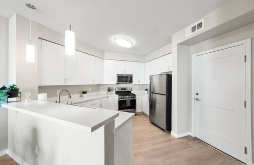 Sparks Apartment | Designer Apt With Jacuzzi Sky Lounge Gym Access