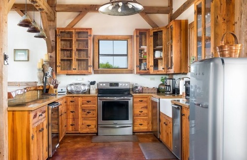 Fredericksburg House | Designer Barnhouse located just 8 minutes from Main St on Private Gated Ranch