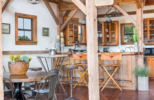 Fredericksburg House | Designer Barnhouse located just 8 minutes from Main St on Private Gated Ranch