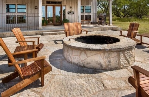 Fredericksburg House | Designer Barnhouse located just 8 minutes from Main St on Private Gated Ranch
