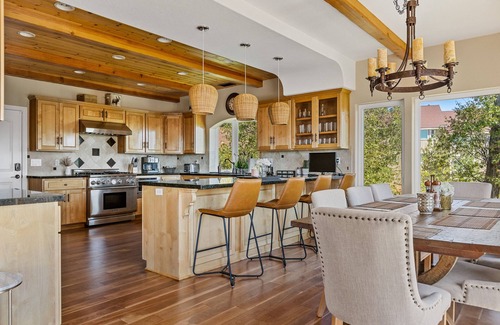 Lake Arrowhead Ski Chalet | Designer Chalet with Breathtaking views at reasonable prices!