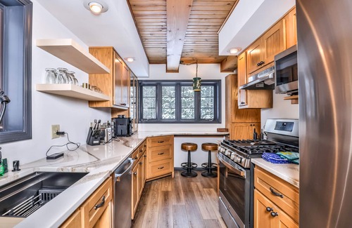 Lac du Flambeau House | Designer cottage on Statenaker Lake with dock access, trails, & Norwegian Sauna