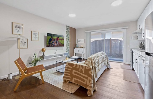 Edmonds Apartment | Designer Daylight Basement: Near Edmonds Downtown