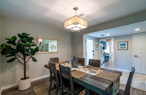 Spinnaker Beachhouses House | DESIGNER DECORATED 3 BR Spinnaker! Walk to beach & club! Amenity Cards! Dog Friendly!