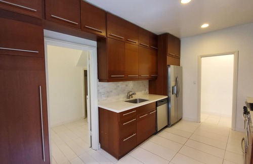 Greater Wilshire - Hancock Park Apartment | Designer Hancock Park home/2 beds + 2 baths