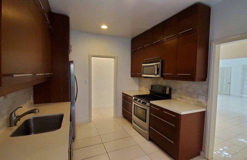 Greater Wilshire - Hancock Park Apartment | Designer Hancock Park home/2 beds + 2 baths