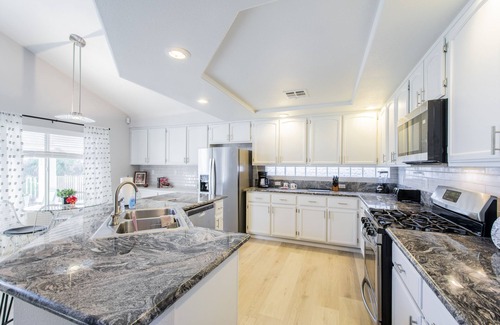 Green Valley North House | Designer home-6 miles to the Las Vegas Strip!