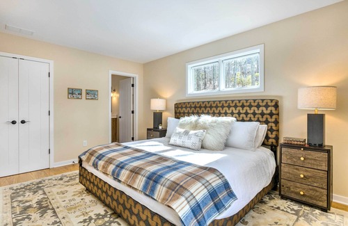 Pedlars Edge Cottage | Designer Home w/ Fire Pit ~ 70 Steps to Slopes!