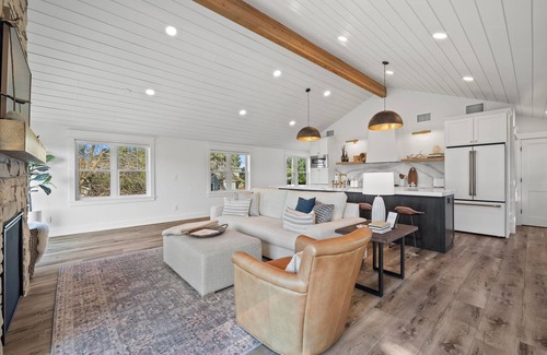 Village of Pewaukee House | Designer Home with Lake Views + Walk to Beachfront ☀️