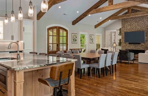 Bowling Green House | Designer Lakefront Lodge w/Huge Private Beach & Boat Option-Built July '19
