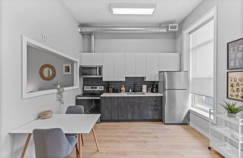 Peterborough Apartment | Designer Loft 1BR Exposed Brick Bay Windows