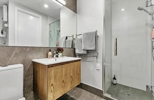 Mount Eden Apartment | Designer Luxury 2-Bed Apartment With Car Park