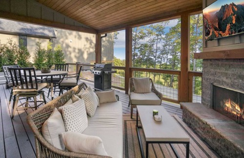 Lenoir Cabin | Designer Mountain Home in Upscale Community