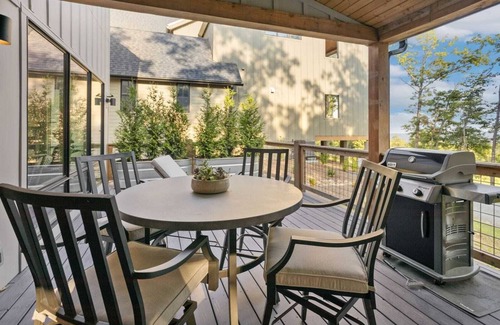 Lenoir Cabin | Designer Mountain Home in Upscale Community