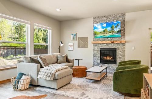Paradise Estates House | Designer Mt Rainier Stay Hot Tub Fire Pit