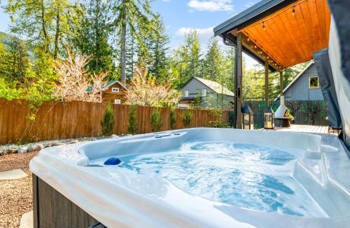 Paradise Estates House | Designer Mt Rainier Stay Hot Tub Fire Pit