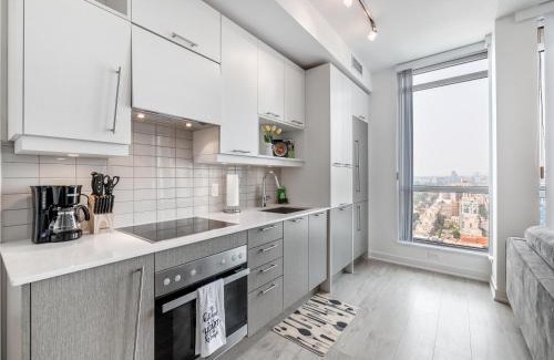 Downtown Toronto Apartment | Designer One Bedroom Suite - Entertainment District Toronto