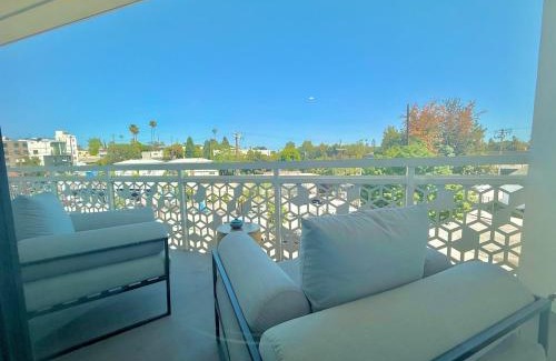 Silver Lake Apartment | Designer Silver Lake Stylish One Bedroom with Parking