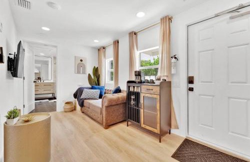 Parker Ridge Apartment | Designer spot - No Extra Fees - Palm Wave Says