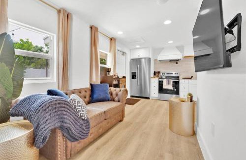 Parker Ridge Apartment | Designer spot - No Extra Fees - Palm Wave Says