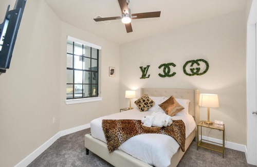 Washington Ave./ Memorial Park Apartment | Designer Suite- Centrally located downtown near Galleria, Midtown, Medical Center, & Art District