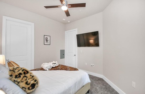 Washington Ave./ Memorial Park Apartment | Designer Suite- Centrally located downtown near Galleria, Midtown, Medical Center, & Art District