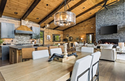 Raccoon Ridge Cabin | Designer Touch, Mesmerizing Views, HotTub, Games