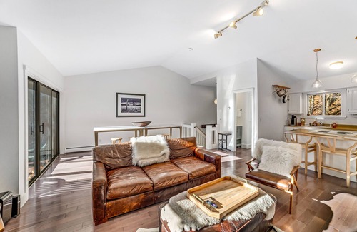 Quechee House | Designer vacation rental - mountain view, wood stove, washer/dryer, full kitchen