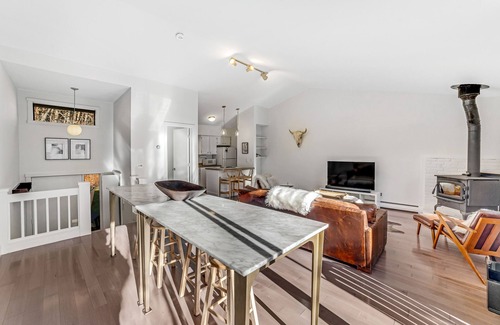 Quechee House | Designer vacation rental - mountain view, wood stove, washer/dryer, full kitchen
