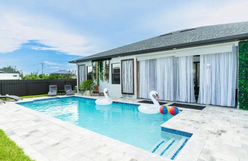 Mariner House | Designer Villa with Heated Pool, BBQ, Firepit, Ideal for Families & Groups