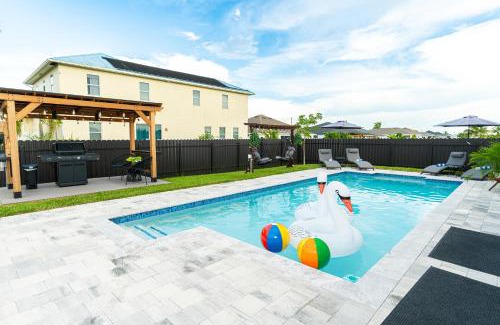 Mariner House | Designer Villa with Heated Pool, BBQ, Firepit, Ideal for Families & Groups