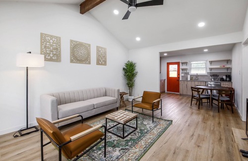 North Austin Civic Association House | DesignerHome|Business/Family|1 Acre|Near Domain/Q2
