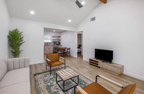 North Austin Civic Association House | DesignerHome|Business/Family|1 Acre|Near Domain/Q2
