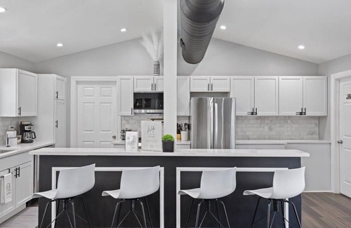 Oakbrook Terrace House | Desirable chic home in a Prime Location!
