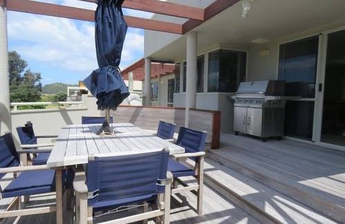 Bowentown House | Desirable ocean-front beach house
