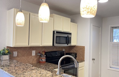 San Antonio House | Desirable Pretty Home close to Sea World-Medical Center-UTSA