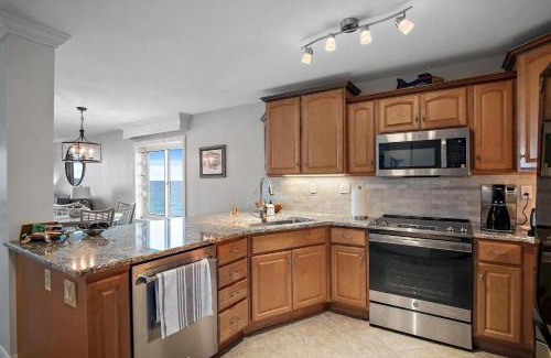 Holiday Isle House | Destin on the Gulf 707 is a 2 bed 2 bath beachfront condo