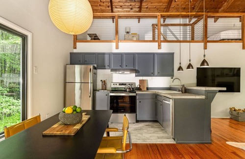 Denver Apartment | Destino Catskills Chalet - Hot Tub and Fire Place