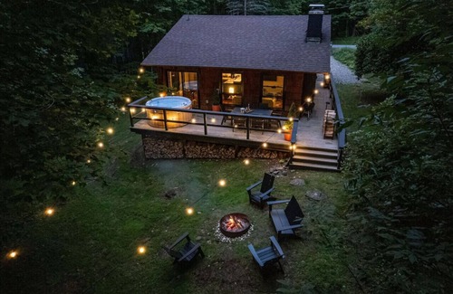 Denver Apartment | Destino Catskills Chalet - Hot Tub and Fire Place