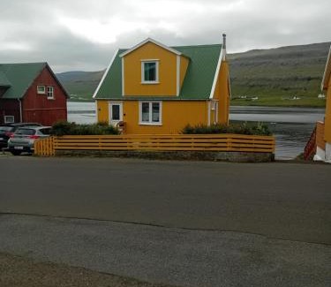 Trongisvagur Villa | Det lille gule hus